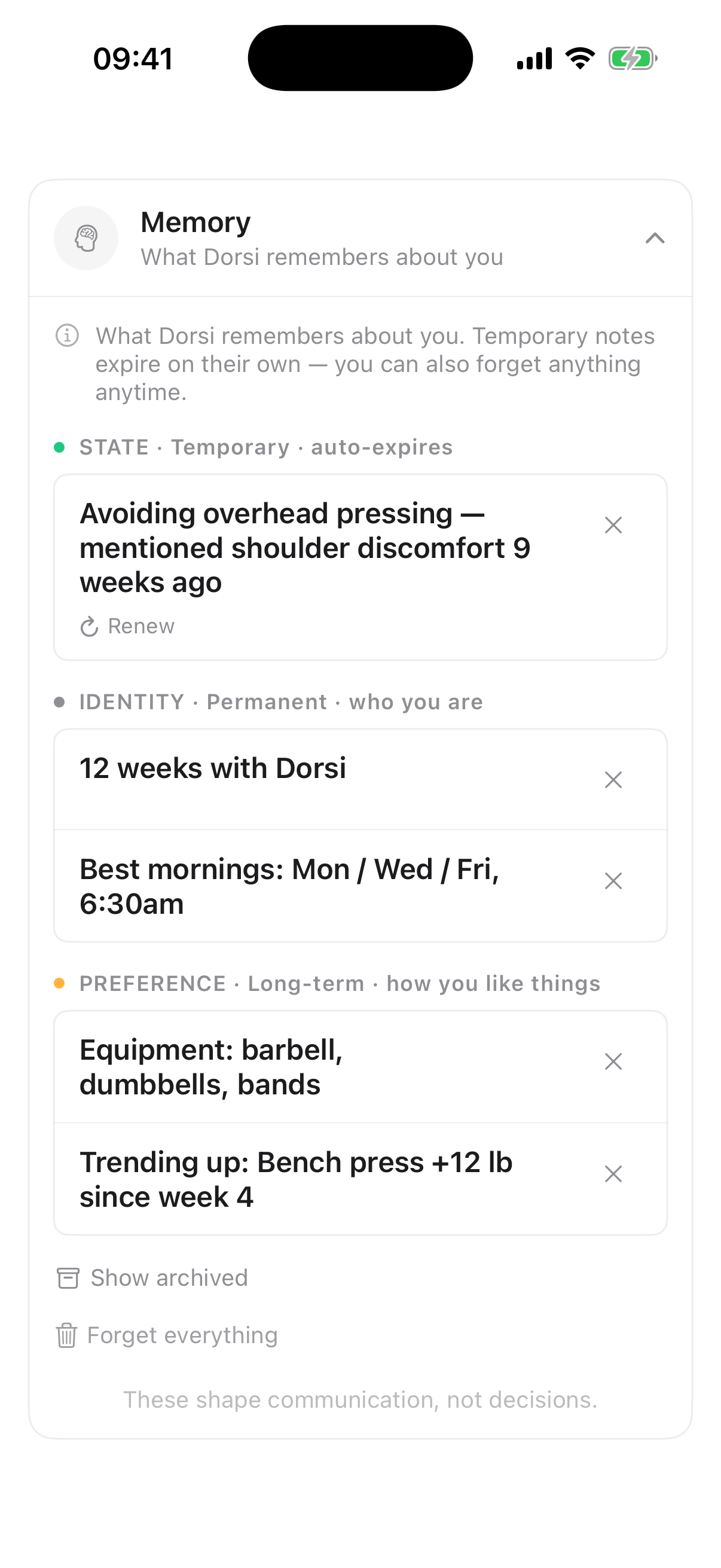 Dorsi memory on iPhone showing learned training schedule, shoulder context, and bench progress.